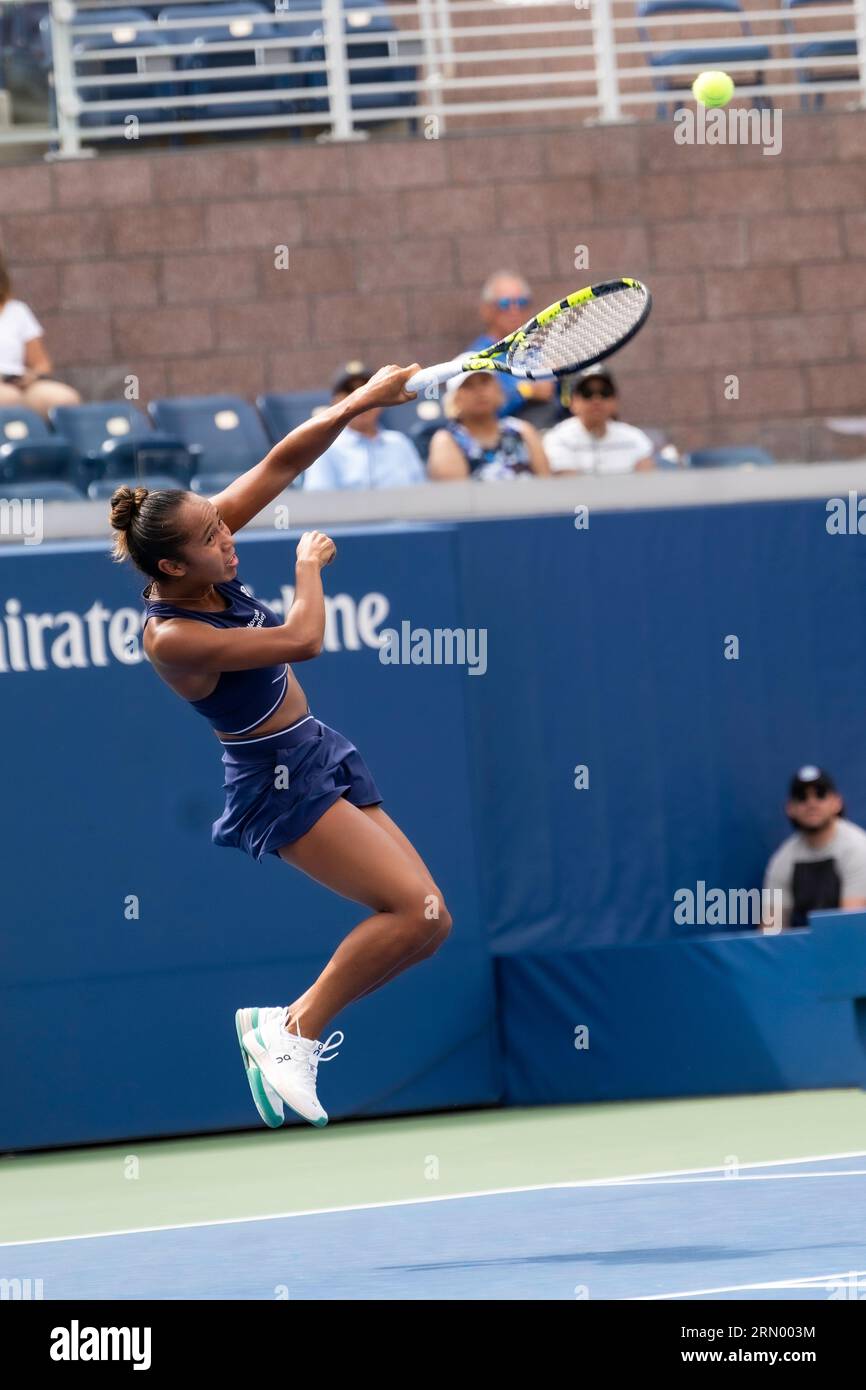 Leylah Fernandez (CAN) en compétition dans le Round 1 du US Open de tennis 2023. Banque D'Images