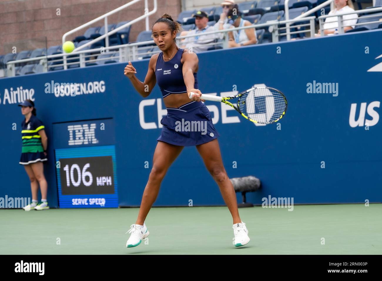 Leylah Fernandez (CAN) en compétition dans le Round 1 du US Open de tennis 2023. Banque D'Images