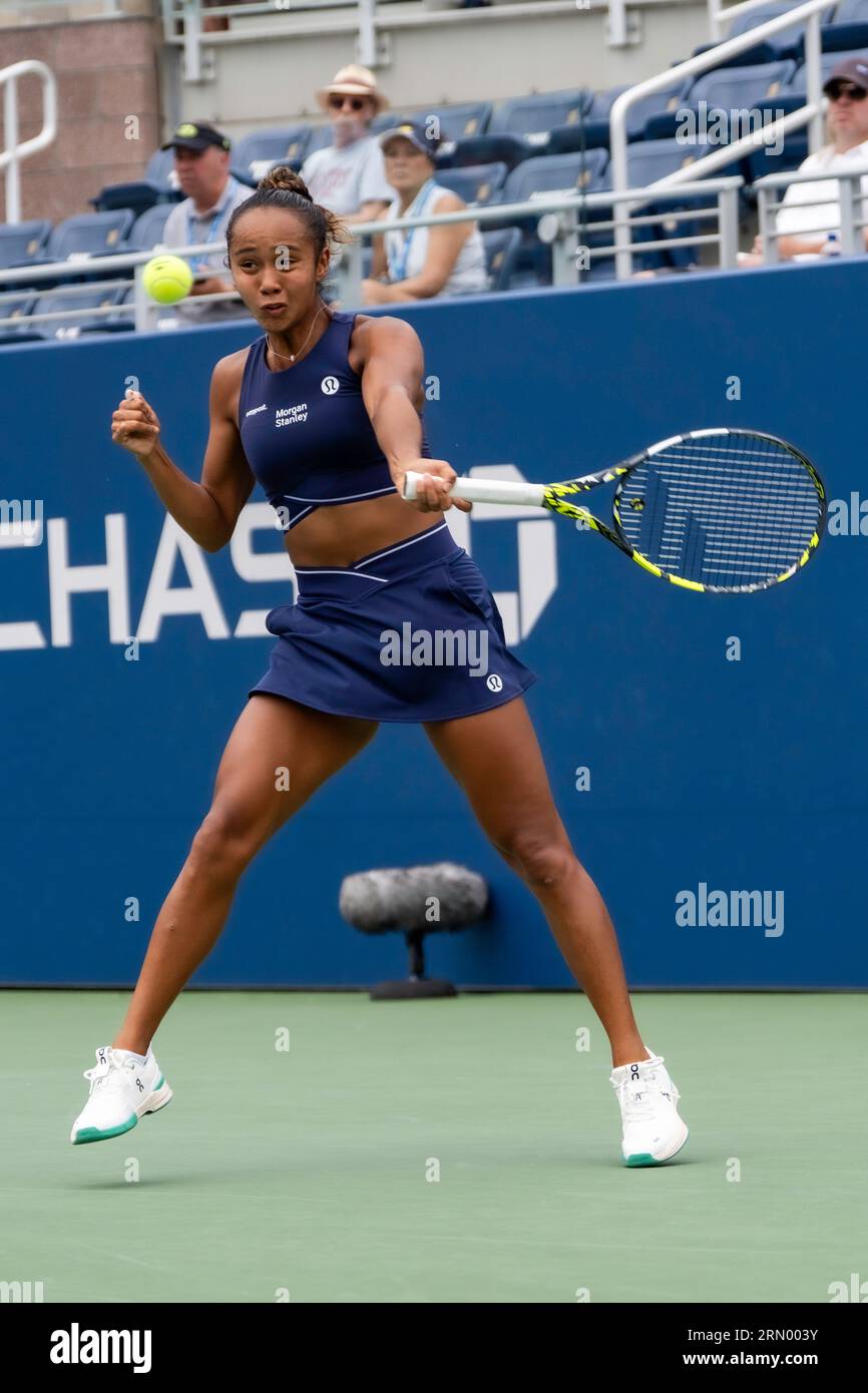 Leylah Fernandez (CAN) en compétition dans le Round 1 du US Open de tennis 2023. Banque D'Images