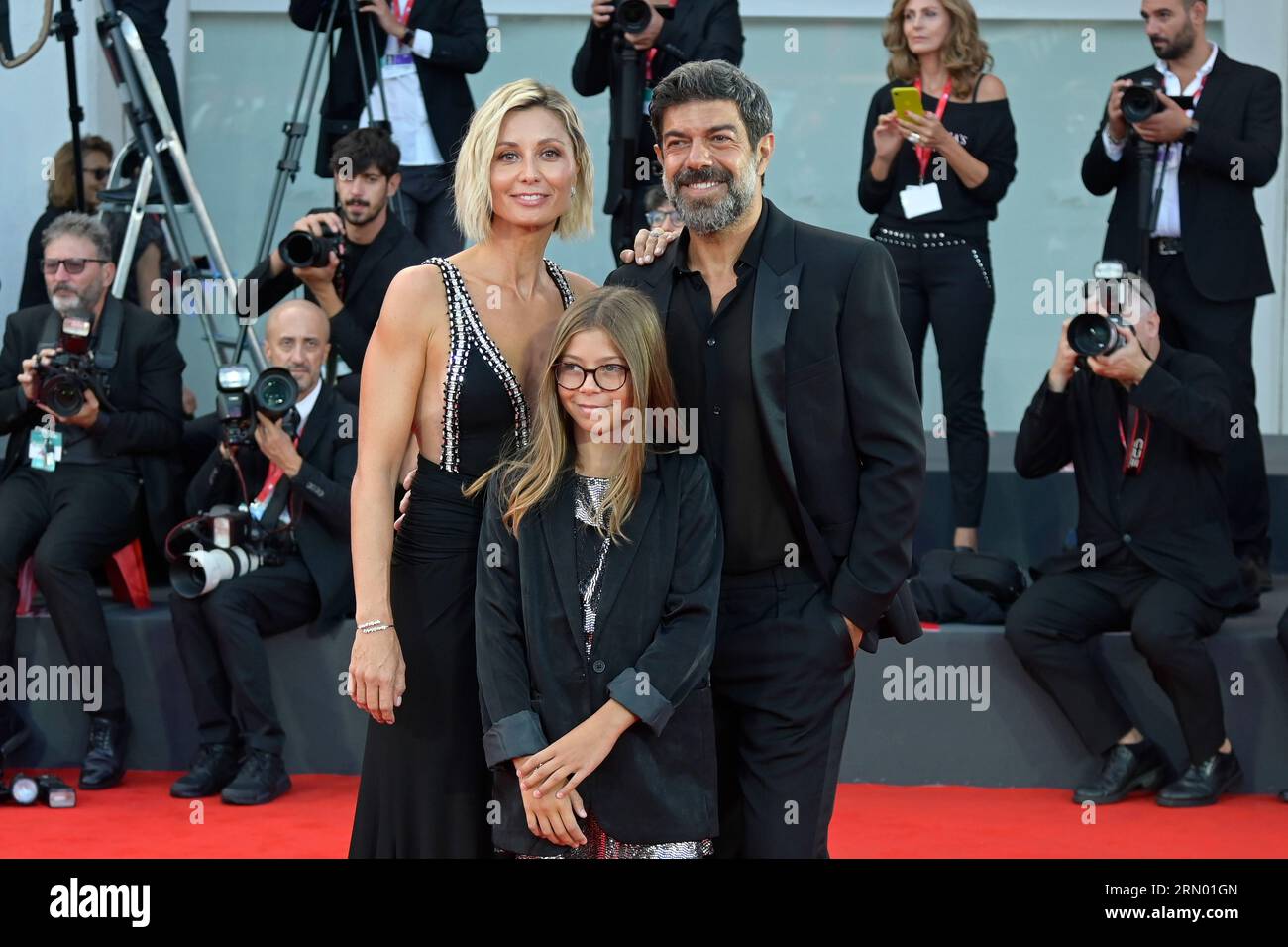 Venise Lido, Italie. 30 août 2023. Anna Ferzetti (l), Lea Favino (c) et Pierfrancesco Favino (r) assistent au tapis rouge d'ouverture du Festival du film de Venise au Palazzo del Cinema Lido de Venise. (Photo Mario Cartelli/SOPA Images/Sipa USA) crédit : SIPA USA/Alamy Live News Banque D'Images