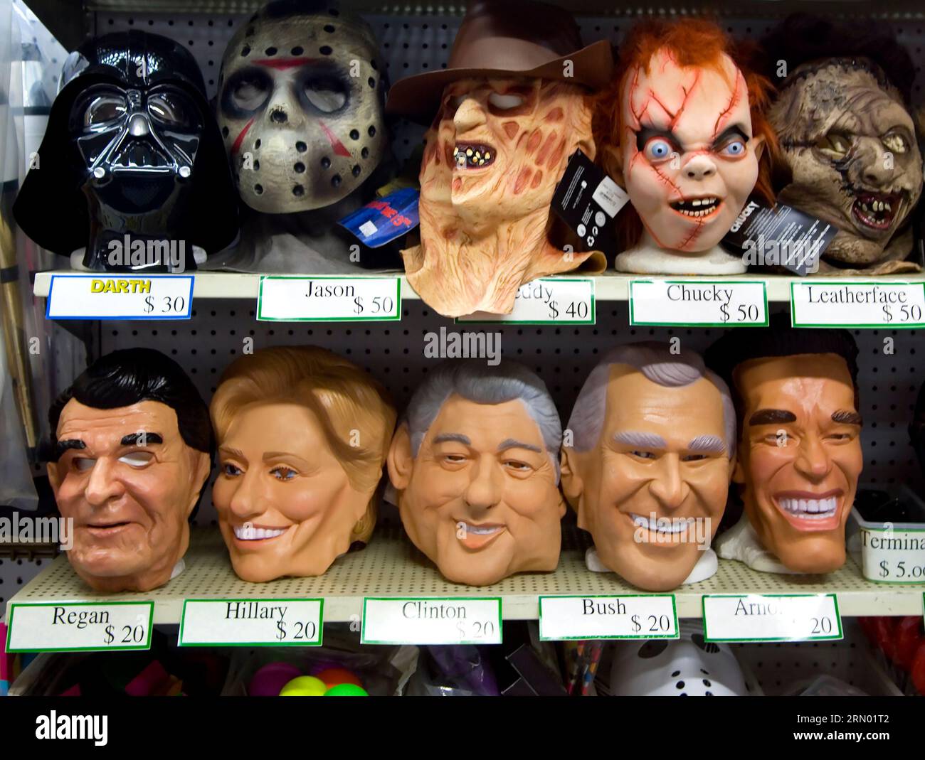 Masques d'Halloween exposés dans une boutique sur Hollywood Blvd. Inclure des monstres et des politiciens américains, vers les années 1980, Los Angeles, Californie, États-Unis Banque D'Images