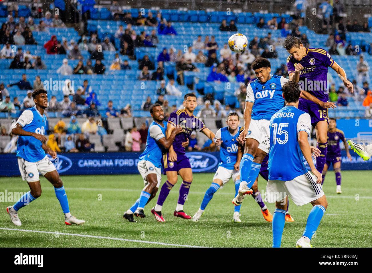 30 août 2023 : le défenseur d'Orlando City Rodrigo Schlegel (15 ans) bat le défenseur du Charlotte FC Jaylin Lindsey (24 ans) pour une tête vers le but lors de la seconde moitié du match de Major League Soccer au Bank of America Stadium à Charlotte, en Caroline du Nord. (Scott KinserCal Sport Media) Banque D'Images