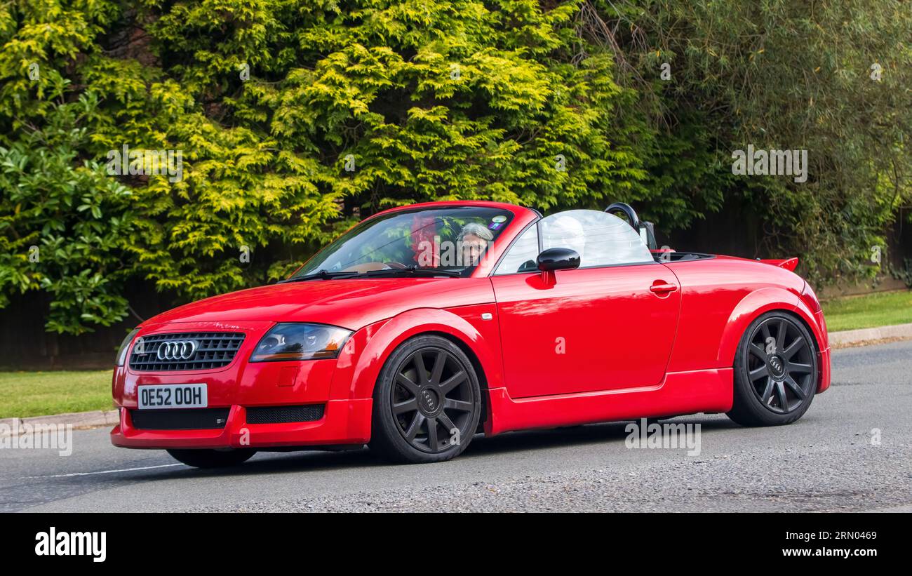 Whittlebury,Northants,UK -Aug 27th 2023 : 2003 voiture rouge à toit ouvert Audi TT Quattro voyageant sur une route de campagne anglaise Banque D'Images