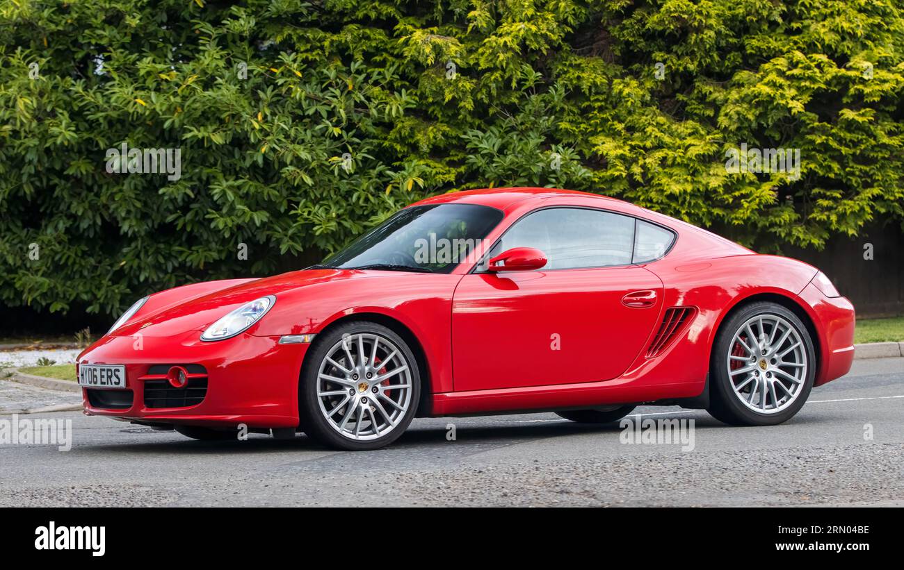 Whittlebury,Northants,UK -Aug 27th 2023 : 2007 voiture rouge Porsche Cayman voyageant sur une route de campagne anglaise Banque D'Images