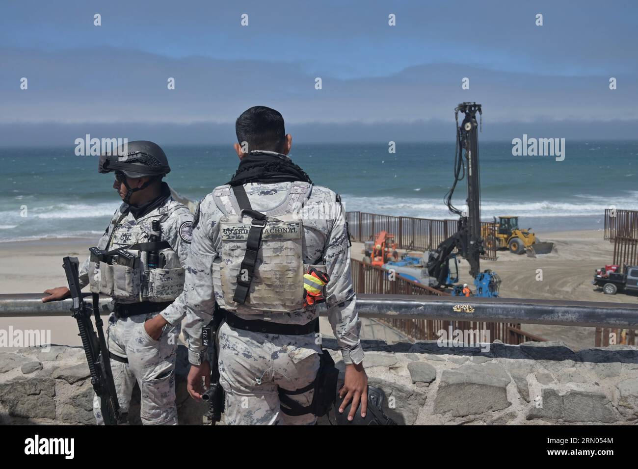 Tijuana, Basse-Californie, Mexique. 30 août 2023. Des membres de la Garde nationale mexicaine patrouillent le long de la construction qui se poursuit sur la frontière de la plage Playas de Tijuana qui divise San Diego et Basse-Californie, au Mexique. Le démantèlement des clôtures primaires a progressé alors que les ouvriers creusent un trou de 20 pieds afin d’installer des panneaux muraux de 30 pieds qui traverseront le milieu du parc Friendship et longeront la plage qui se jette dans l’océan Pacifique le mercredi 30 août 2023. (Image de crédit : © Carlos A. Moreno/ZUMA Press Wire) USAGE ÉDITORIAL SEULEMENT! Non destiné à UN USAGE commercial ! Banque D'Images