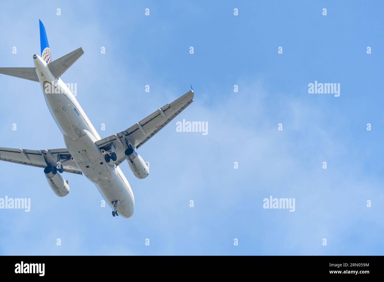 La Nouvelle-Orléans, LA, États-Unis - 17 JUILLET 2023 : vue aérienne d'un avion United Airline Jet alors qu'il s'approche pour un atterrissage avec les roues baissées Banque D'Images