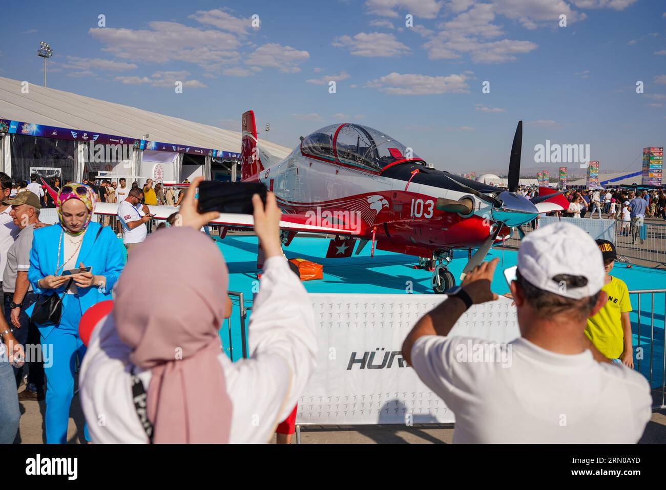 Ankara, Turquie. 30 août 2023. HÜRKU?, un avion d'entraînement de base et d'attaque au sol léger développé par Turkish Aerospace Industries exposé au Teknofest 2023. TEKNOFEST Aviation, Space and Technology Festival est un festival d'aviation, de technologie et de technologie spatiale qui se tient en Turquie. Le 8e de TEKNOFEST, dont le premier a eu lieu en 2018, s'est tenu à l'aéroport militaire d'Etimesgut à Ankara. Crédit : SOPA Images Limited/Alamy Live News Banque D'Images