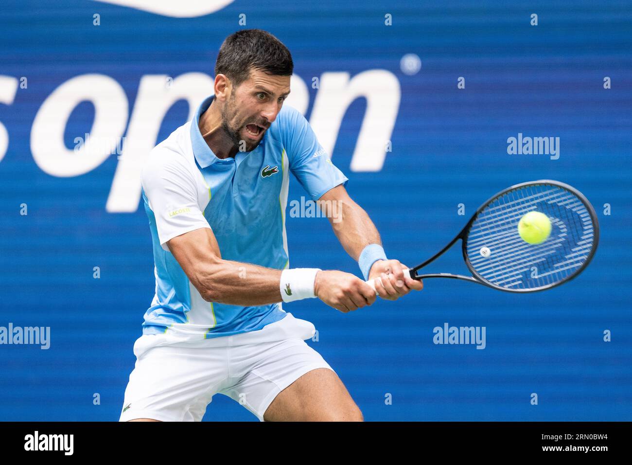 Novak Djokovic, de Serbie, revient au 2e tour contre Bernabe Zapata Miralles, d’Espagne, aux US Open Championships au Billie Jean King tennis Center à New York, le 30 août 2023. Banque D'Images