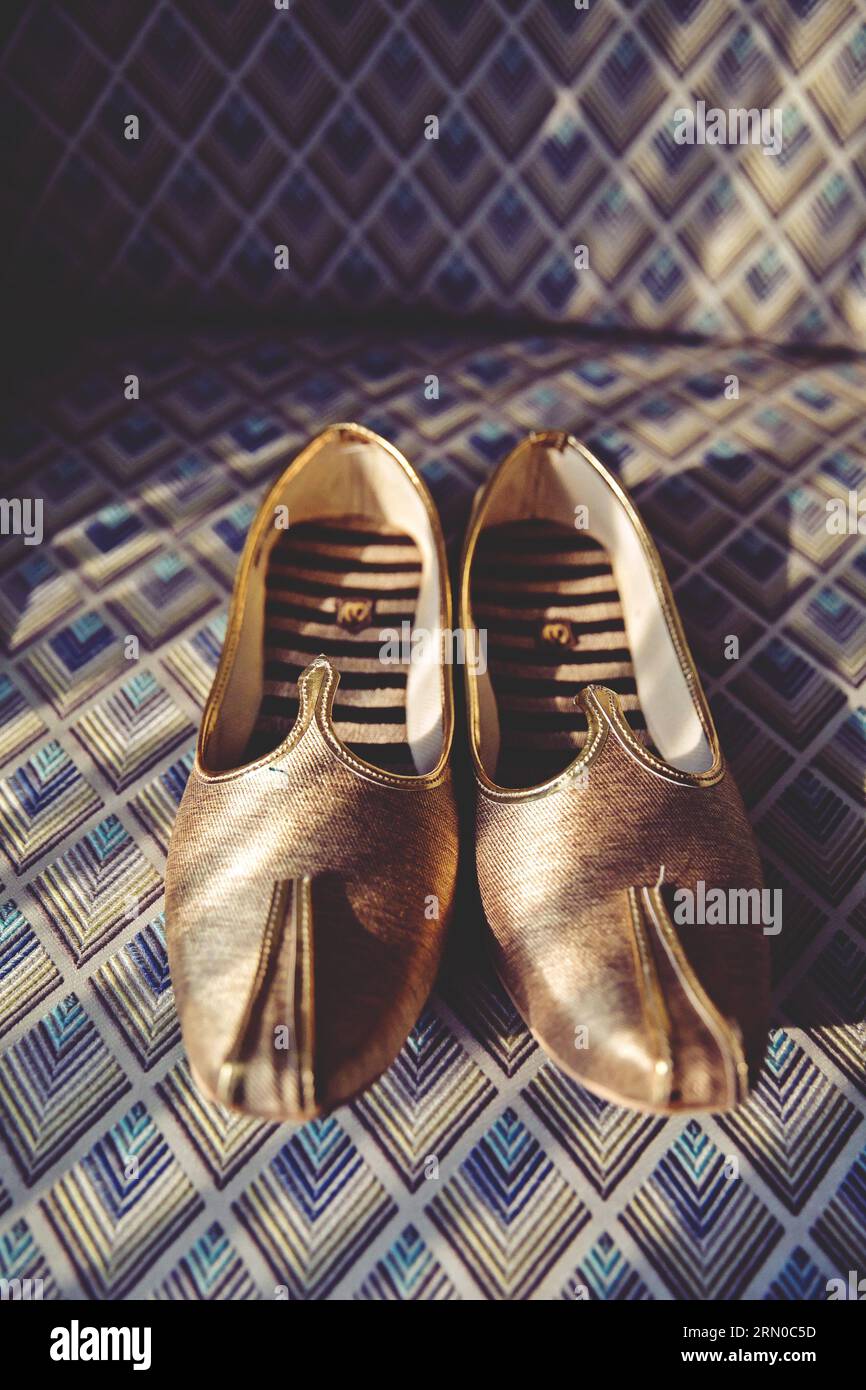 Cérémonie de mariage coutumière népalaise avec Khukuri, les chaussures du marié et les pieds de la mariée ornés de motifs complexes au henné et de ongles de pied ornés Banque D'Images