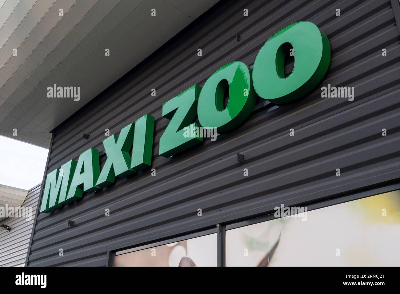 Bordeaux , France - 08 22 2023 : maxi zoo logo marque animal et signe de texte façade pour magasin animaux de compagnie centre de jardin magasin entrée chaîne d'amélioration de la maison Banque D'Images