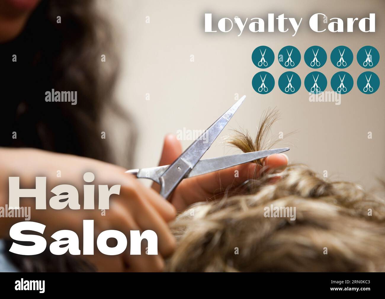 Composite de texte de carte de fidélité de salon de cheveux sur l'homme caucasien ayant les cheveux coupés dans le salon de coiffure Banque D'Images