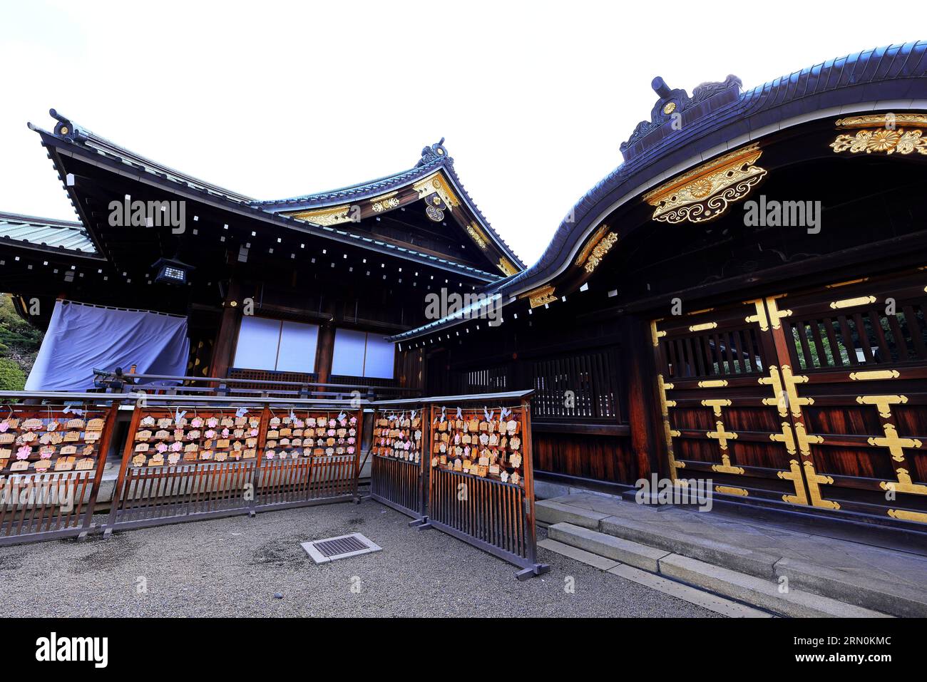 Yasukuni Jinja (sanctuaire de style shinto) avec fleur de cerisier printanière (sakura) dans la ville de Chiyoda, Tokyo, japon Banque D'Images