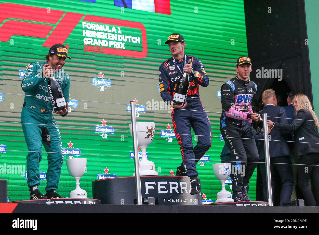 Fernando Alonso 14 (SPA), Aston Martin AMR-23 Max Verstappen 1 2023 (NED), HONDA Red Bull Racing RB19 Pierre Gasly 10 (FRA), Alpine A523 sur le podium célébrant avec du champagne lors du GRAND PRIX DE HOLLANDE HEINEKEN 1 au circuit CM.com Zandvoort, Zandvoort, pays-Bas le 27 août 2023 Banque D'Images