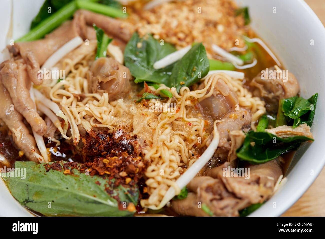Instant noodles with braised chicken meat and in a bowl Banque D'Images