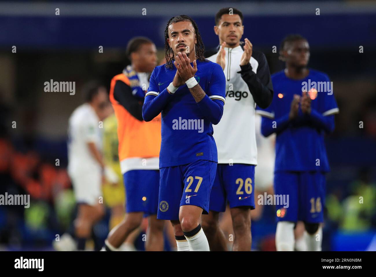 Malo Gusto de Chelsea applaudit les supporters lors du match de deuxième tour sud de la coupe EFL Carabao entre Chelsea et l'AFC Wimbledon à Stamford Bridge, Londres, Angleterre, le 30 août 2023. Photo de Carlton Myrie. Usage éditorial uniquement, licence requise pour un usage commercial. Aucune utilisation dans les Paris, les jeux ou les publications d'un seul club/ligue/joueur. Banque D'Images