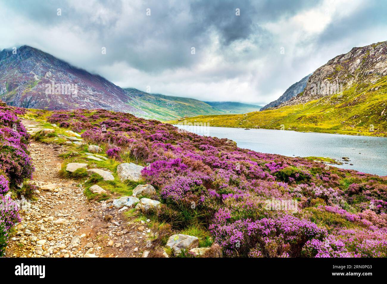 Lac Llyn Idwal le long de la piste jusqu'au sommet de Glyder Fawr et à la montagne de Pen yr Ole Wen, MCG Idwal, parc national de Snowdonia, pays de Galles, Royaume-Uni Banque D'Images