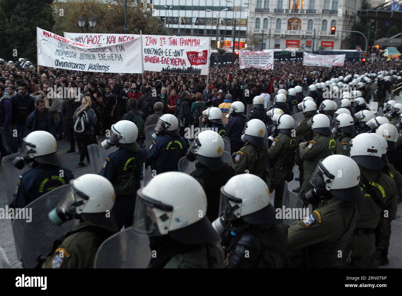 (141117) -- ATHÈNES, 17 novembre 2014 -- la police des émeutes monte la garde alors que le peuple grec assiste à une marche en mémoire du soulèvement étudiant de 1973 à Athènes, Grèce, le 17 novembre 2014. La police anti-émeute a affronté les manifestants lundi alors que plus de 30 000 000 Grecs ont défilé dans la capitale pour commémorer le soulèvement historique qui a finalement conduit à l'effondrement de la dictature militaire. GREECE-ATHENS-POLITICS-PROTEST MariosxLolos PUBLICATIONxNOTxINxCHN Athènes Nov 17 2014 Riot police debout Garde alors que des célébrités grecques assistent à une marche à la mémoire du soulèvement étudiant de 1973 à Athènes Grèce Nov 17 2014 Banque D'Images