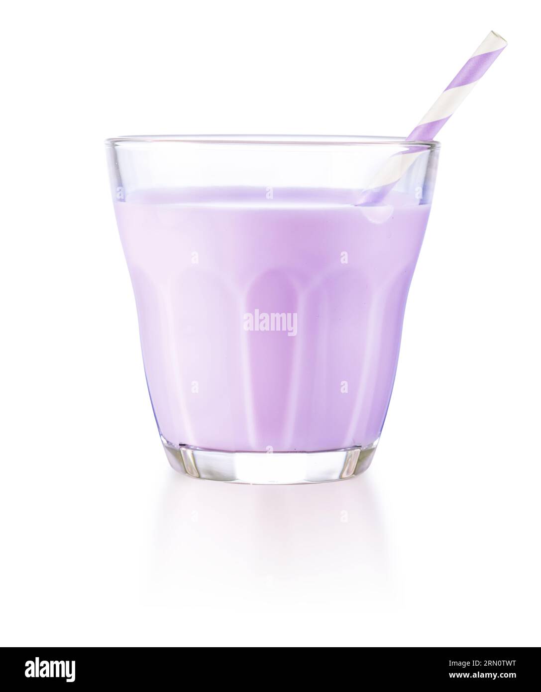 Verre de milk shake violet avec paille à boire en papier rayé isolé sur fond blanc. Banque D'Images