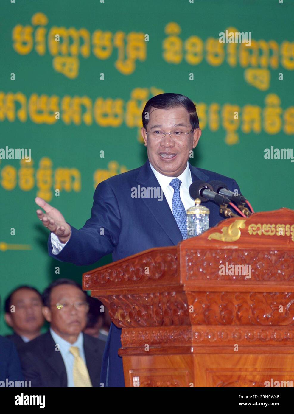 (141120) -- PHNOM PENH, le 20 novembre 2014 -- le Premier ministre cambodgien Hun Sen prend la parole à Phnom Penh, Cambodge, le 20 novembre 2014. Hun Sen a déclaré jeudi que lui et son gouvernement n'avaient pas le droit d'ordonner aux tribunaux d'arrêter ou de libérer les suspects ayant commis des crimes. (Bxq) CAMBODGE-PHNOM PENH-PM Sovannara PUBLICATIONxNOTxINxCHN Phnom Penh nov. 20 2014 les premiers ministres cambodgiens HUN Sen prennent la parole à Phnom Penh Cambodge nov. 20 2014 HUN Sen a déclaré jeudi Thatcher que son gouvernement et lui n'ont aucun droit d'ordonner aux tribunaux d'arrêter ou de libérer les suspects ayant commis DES CRIMES Cambodge Phnom Banque D'Images