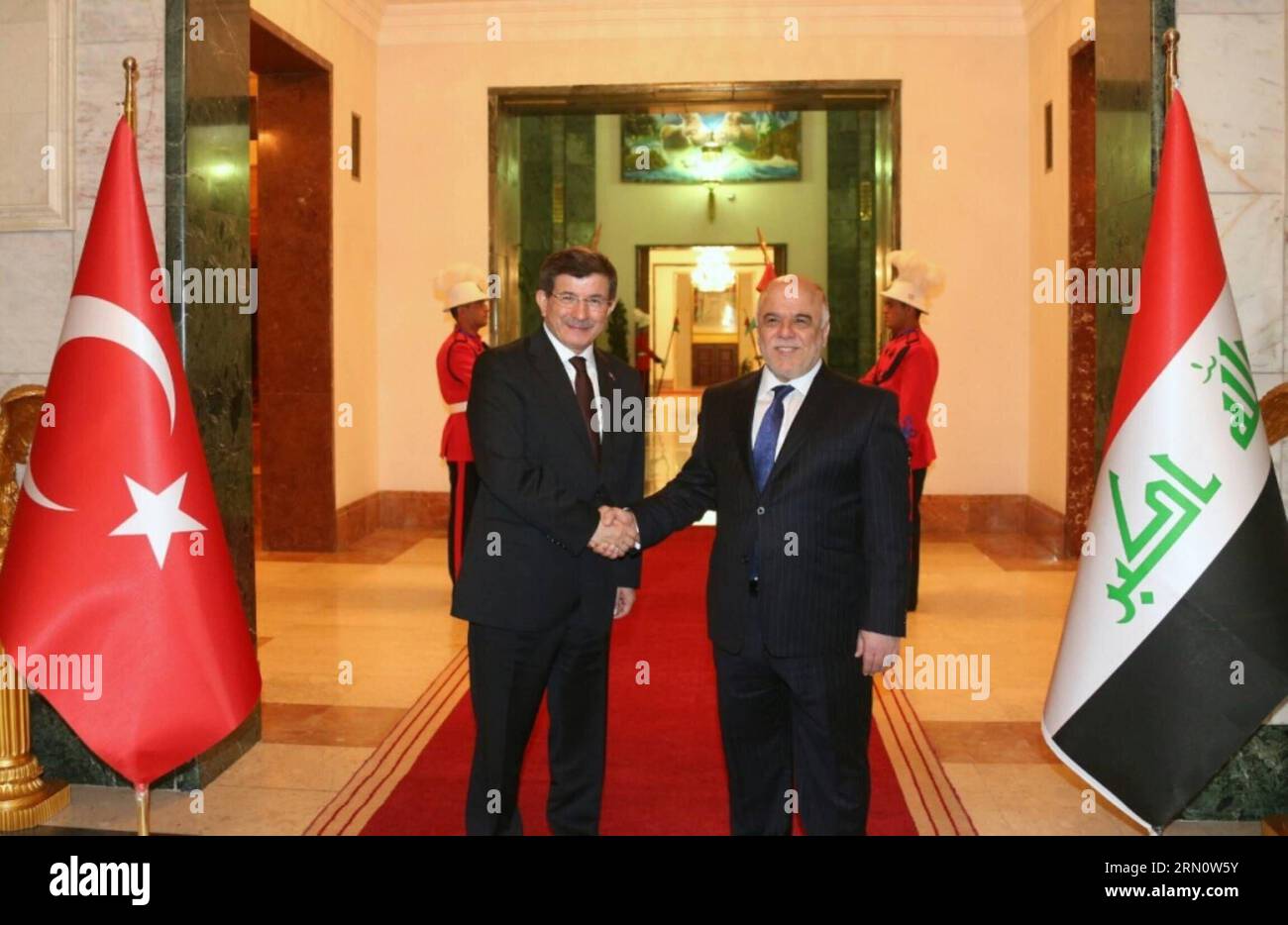 (141120) -- BAGDAD, 20 novembre 2014 () -- photo fournie par le cabinet du Premier ministre irakien montre le Premier ministre irakien Haider al-Abadi (R) serrant la main du Premier ministre turc Ahmet Davutoglu en visite à Bagdad, capitale de l'Irak, le 20 novembre 2014. Le Premier ministre irakien Haider al-Abadi a déclaré jeudi que la Turquie avait offert une coopération militaire pour lutter contre le groupe militant extrémiste État islamique (EI), qui représente une menace pour toute la région. () IRAQ-BAGDAD-TURQUIE-PM-MEETING-COOPERATION Xinhua PUBLICATIONxNOTxINxCHN Bagdad novembre 20 2014 photo fournie par le bureau du Premier ministre iraquien SH Banque D'Images