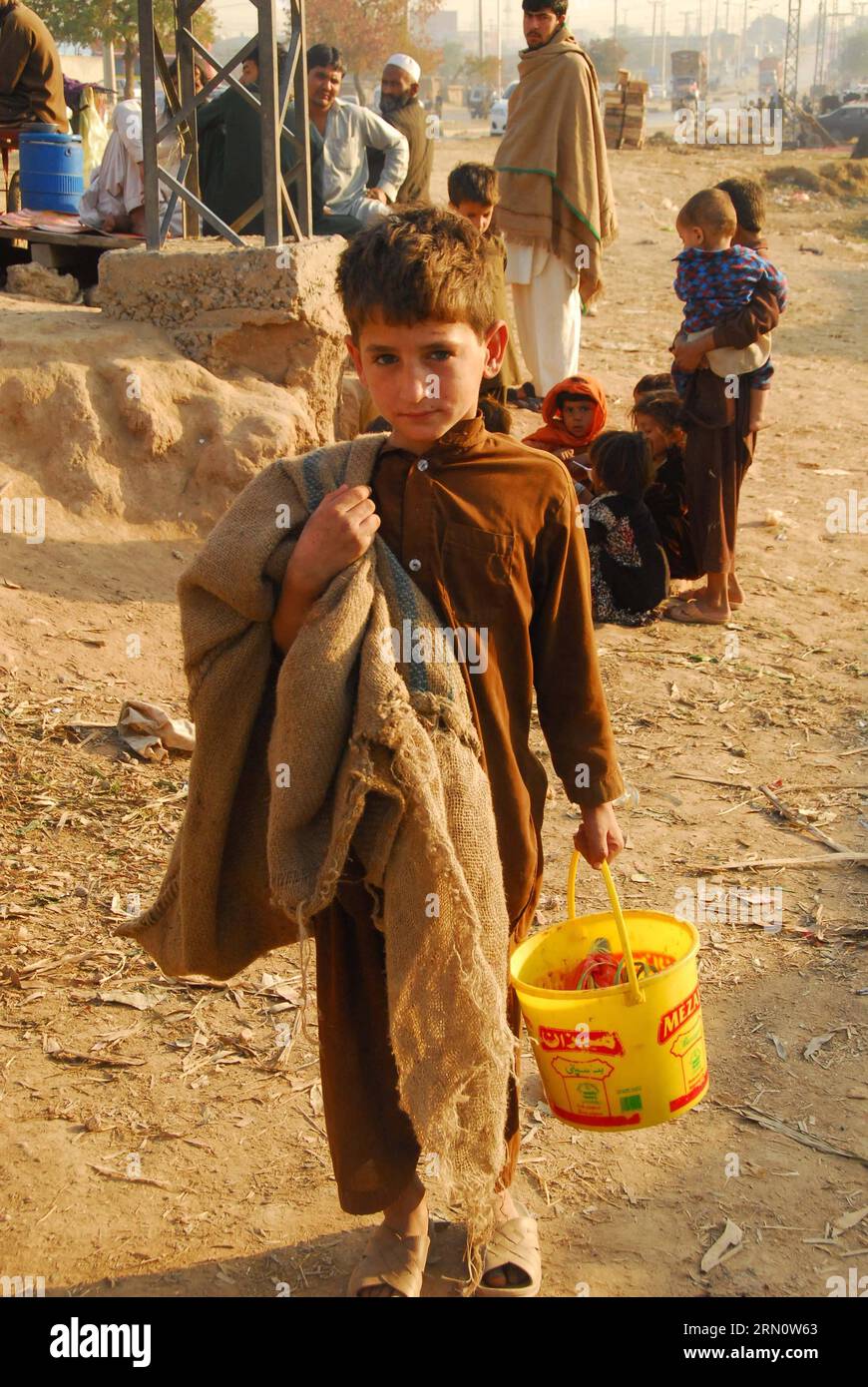 (141120) -- ISLAMABAD, 20 novembre 2014 -- Un garçon pakistanais marche dans une rue dans un bidonville à l'occasion de la Journée universelle de l'enfance à Islamabad, capitale du Pakistan, le 20 novembre 2014. La Journée universelle de l enfant, qui tombe le 20 novembre de chaque année, marque l anniversaire du jour où l Assemblée générale des Nations Unies a adopté la Déclaration des droits de l enfant en 1959 et la Convention relative aux droits de l enfant en 1989. ) PAKISTAN-ISLAMABAD-UNIVERSAL CHILDREN S DAY SaadiaxSeher PUBLICATIONxNOTxINxCHN Islamabad Nov 20 2014 un garçon pakistanais marche DANS une rue DANS un bidonville LORS DE la Journée universelle des enfants S à Islamabad capitale de Banque D'Images