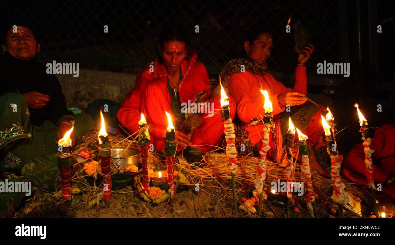 (141121) -- KATMANDOU, les dévots hindous allument des lampes à huile pour effectuer des rituels religieux pendant le festival Bala Chaturdashi au temple Pashupatinath à Katmandou, Népal, 20 novembre 2014. Le festival est célébré chaque année en passant toute la nuit avec des lampes à huile allumées et des rituels de perfectionnement au cours desquels les gens offrent diverses graines pour rendre hommage à leurs parents décédés.) NEPAL-KATHMANDU-BALA CHATURDASHI FESTIVAL SunilxSharma PUBLICATIONxNOTxINxCHN Kathmandu les dévots hindous lampes à huile pour effectuer un rituel religieux pendant le Festival Balanchine Chaturdashi AU Temple Pashupatinath à Katmandou ne Banque D'Images