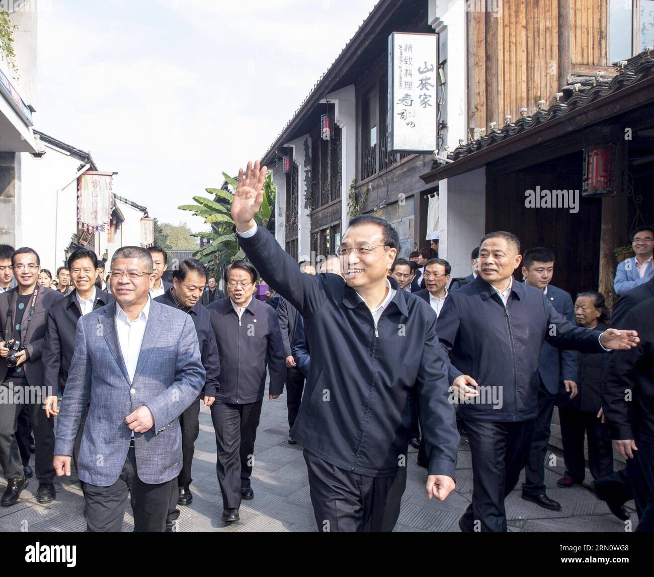 (141121) -- HANGZHOU, 21 novembre 2014 -- le premier ministre chinois Li Keqiang (front) fait signe à la foule lors de l'inspection de la zone de la section du pont de Gongchen du Grand Canal de Chine à Hangzhou, capitale de la province du Zhejiang de l'est de la Chine, 21 novembre 2014. Li a fait une tournée d'inspection de Yiwu et Hangzhou du 19 au 21 novembre. ) (zkr) CHINA-ZHEJIANG-LI KEQIANG-INSPECTION (CN) WangxYe PUBLICATIONxNOTxINxCHN Hangzhou novembre 21 2014 Premier ministre chinois a quitté Keqiang Front Waves à la foule lors de l'inspection de la zone de la section du pont Gong Chen du Grand Canal de Chine S à Hangzhou capitale de l'est de la province du Zhejiang novembre 2 Banque D'Images