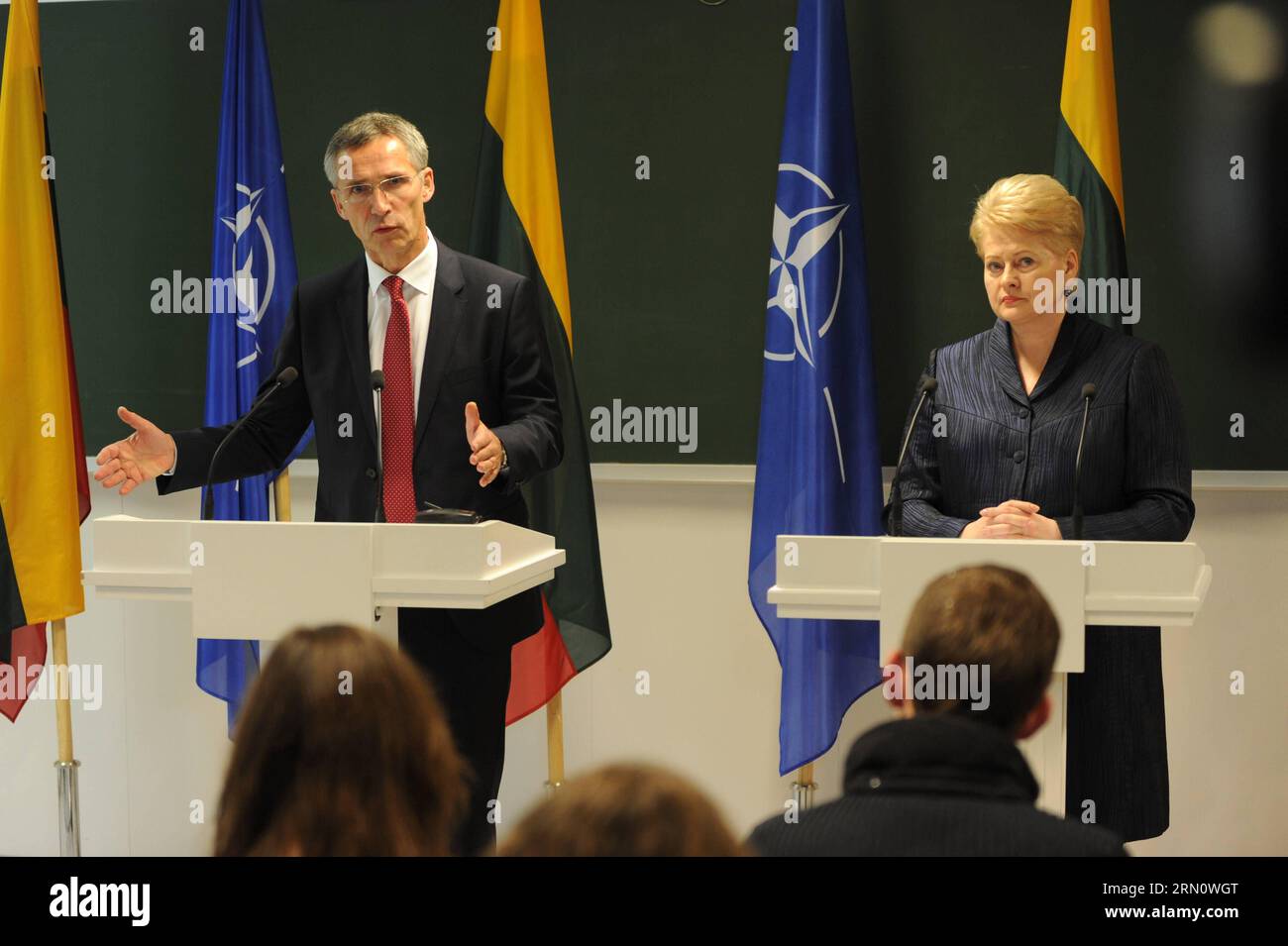 POLITIK NATO Generalsekretär Stoltenberg in Lithauen (141121) -- KAUNAS, le 21 novembre 2014 -- le secrétaire général de l'OTAN, Jens Stoltenberg (à gauche), et la présidente lituanienne, Dalia Grybauskaite, assistent à une conférence de presse à Kaunas, en Lituanie, le 21 novembre 2014. L'engagement de l'Organisation du Traité de l'Atlantique Nord (OTAN) à protéger tous ses alliés est aussi solide qu'un rocher et il est aux côtés de la Lituanie, a déclaré vendredi le secrétaire général de l'OTAN, Jens Stoltenberg. (djj) LITUANIE-KAUNAS-SECRÉTAIRE GÉNÉRAL de l'OTAN AlfredasxPliadis PUBLICATIONxNOTxINxCHN politique le Secrétaire général de l'OTAN Stoltenberg en Lituanie Banque D'Images