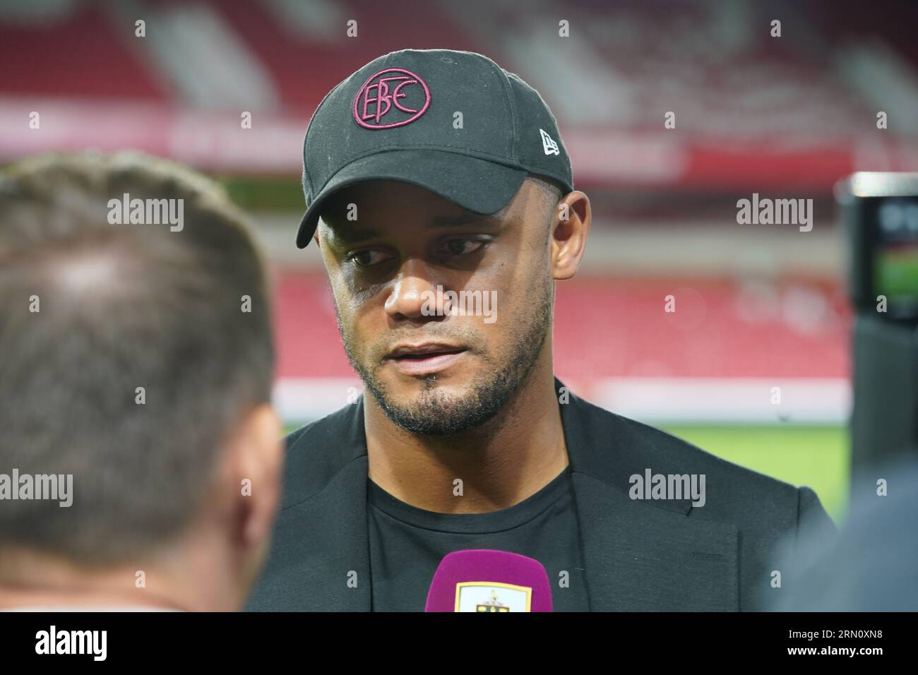 Manager Vincent Kompany lors de l'entretien d'après-match à Nottingham Forest contre Burnley FC Carabao Cup match au City Ground Nottingham Banque D'Images