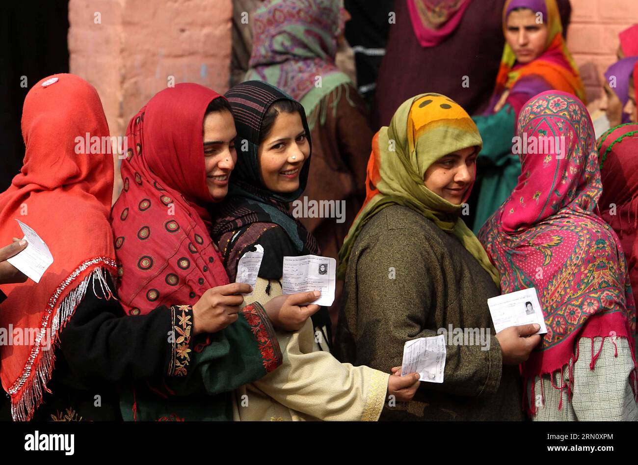 (141125) -- SRINAGAR, 25 novembre 2014 -- les Cachemiriens font la queue pour voter devant un bureau de vote dans le village de Rakh-e-Shilwat, à environ 20 km au nord de Srinagar, la capitale estivale du Cachemire contrôlé par les Indiens, 25 novembre 2014. Des milliers d'électeurs ont défié l'appel au boycott lancé par les séparatistes et les groupes militants et se sont présentés pour voter lors de la première phase des élections locales dans le Cachemire contrôlé par l'Inde. KASHMIR-SRINAGAR-ELECTIONS-POLLING JavedxDar PUBLICATIONxNOTxINxCHN Srinagar nov 25 2014 des célébrités cachemiriennes se tiennent dans la file d'attente pour voter devant un bureau de vote en V. Banque D'Images