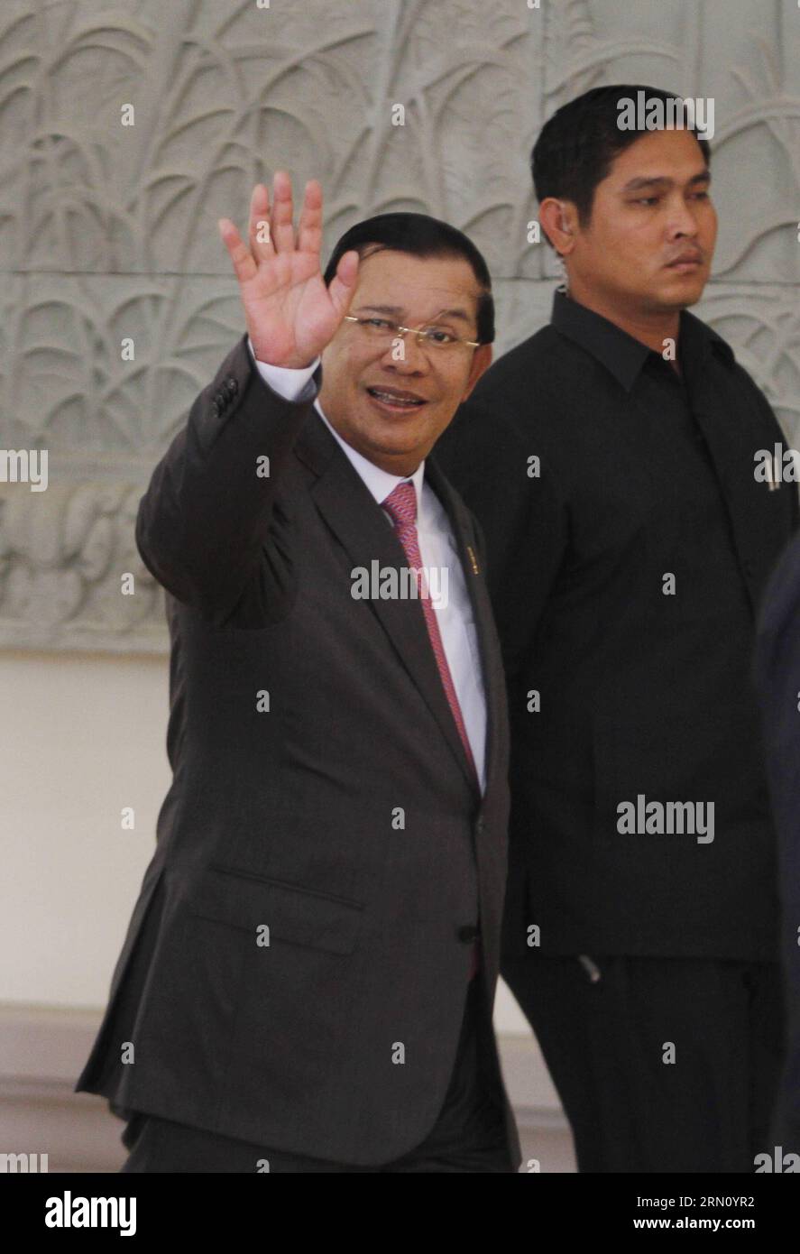 (141128) -- PHNOM PENH, le 28 novembre 2014 -- le Premier ministre cambodgien Hun Sen (L) fait signe à des journalistes à Phnom Penh, Cambodge, le 28 novembre 2014. Le Premier ministre cambodgien, Hun Sen, vice-président du Parti du peuple cambodgien au pouvoir, a rencontré Sam Rainsy, président du Parti du sauvetage national du Cambodge, parti d'opposition, vendredi, pour trouver des solutions aux questions restantes après que les deux dirigeants ont convenu en juillet de mettre fin à leurs divergences lors des élections de l an dernier. CAMBODGE-PHNOM PENH-PM-LEADER DE L'OPPOSITION-RÉUNION Sovannara PUBLICATIONxNOTxINxCHN Phnom Penh novembre 28 2014 Premier ministres cambodgiens HUN Sen l Wa Banque D'Images