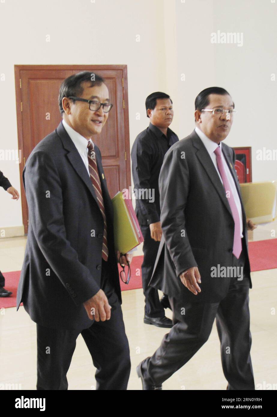 (141128) -- PHNOM PENH, 28 novembre 2014 -- le Premier ministre cambodgien Hun Sen (à droite), également vice-président du Parti du peuple cambodgien au pouvoir, marche avec Sam Rainsy (à gauche), président du Parti de secours national du Cambodge, parti d'opposition, à Phnom Penh, Cambodge, le 28 novembre 2014. Hun Sen a rencontré Sam Rainsy vendredi pour trouver des solutions aux problèmes restants après que les deux dirigeants ont convenu en juillet de mettre fin à leurs divergences lors des élections de l an dernier. CAMBODGE-PHNOM PENH-PM-LEADER DE L'OPPOSITION-RÉUNION Sovannara PUBLICATIONxNOTxINxCHN Phnom Penh novembre 28 2014 les premiers ministres cambodgiens HUN Sen r donc vice-président Banque D'Images