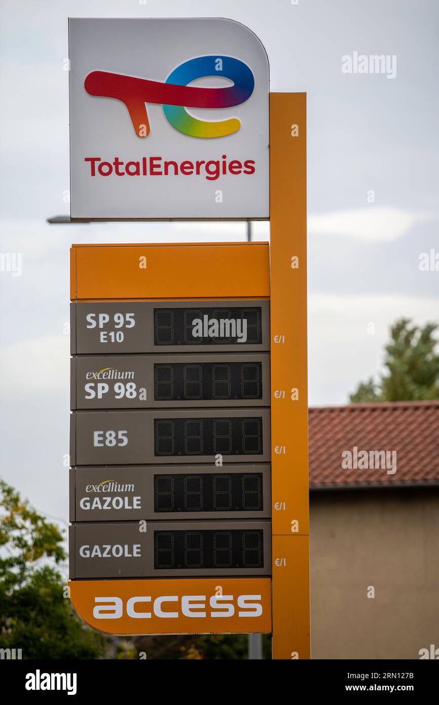Pénurie de carburant le 26 octobre 2022 : fermeture de la station-service TotalEnergies à Pont de l’Isère (sud-est de la France). Affichage du prix du carburant désactivé Banque D'Images
