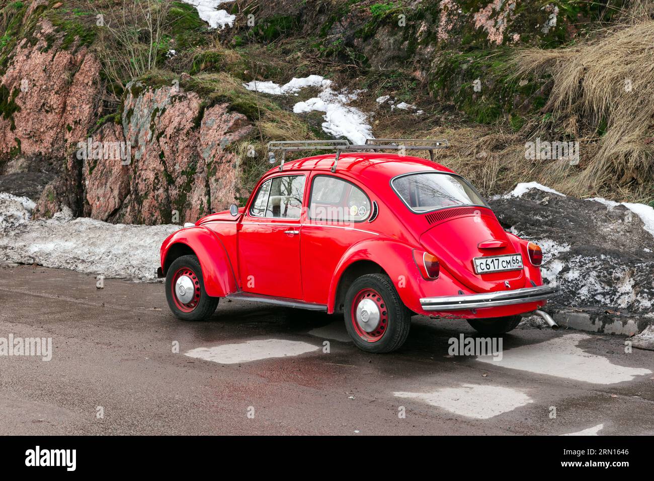 Vyborg, Russie - 15 avril 2023 : Vintage rouge Volkswagen Kafer se tient sur une route, vue arrière Banque D'Images