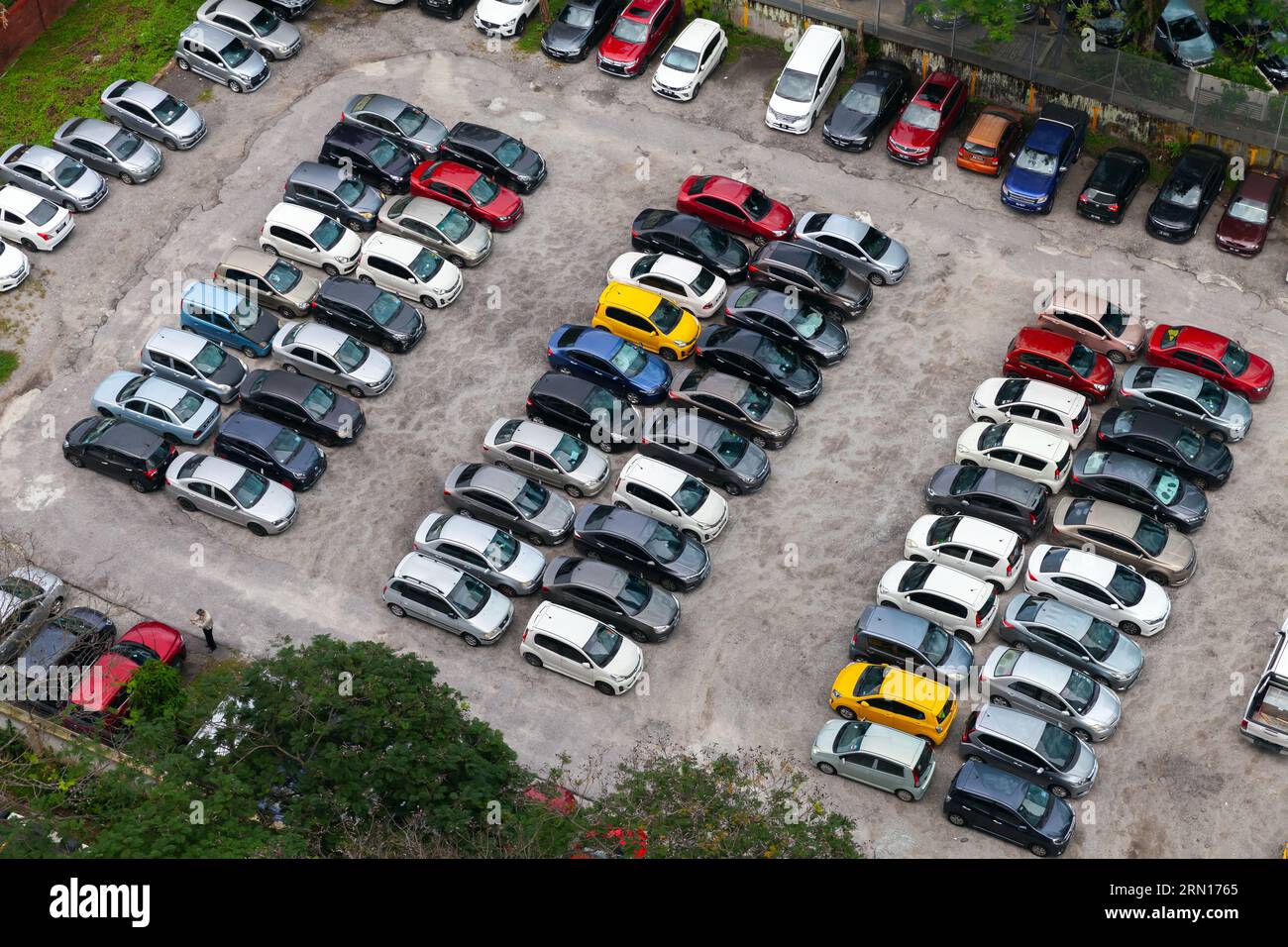 Kuala Lumpur, Malaisie - 28 novembre 2019 : vue aérienne du parking, voitures debout en rangées Banque D'Images