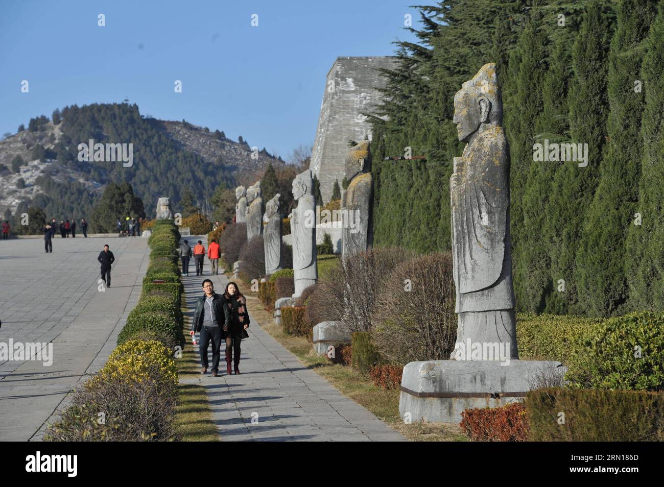 Les touristes visitent le mausolée de Qianling, un site touristique dans la ville de Xianyang, dans le nord-est de la province du Shaanxi, le 4 décembre 2014. Certaines sculptures en pierre du site ont été érodées par des bactéries biologiques. Savoir s'il faut éliminer les bactéries biologiques est encore une question controversée, car la nouvelle apparence des sculptures peut avoir un impact sur le sens des reliques culturelles de l'histoire. Le mausolée de Qianling est la double tombe de Li Zhi, empereur de la dynastie Tang (618-907), et de son épouse, l'impératrice Wu Zetian. Wu Zetian était le seul monarque féminin de Chine. ) (Ry) CHINA-SHAANXI-XIANYANG-CULTURAL RELICS (CN) DingxHaitao PUBLICATIONxNOTxINxCHN Banque D'Images