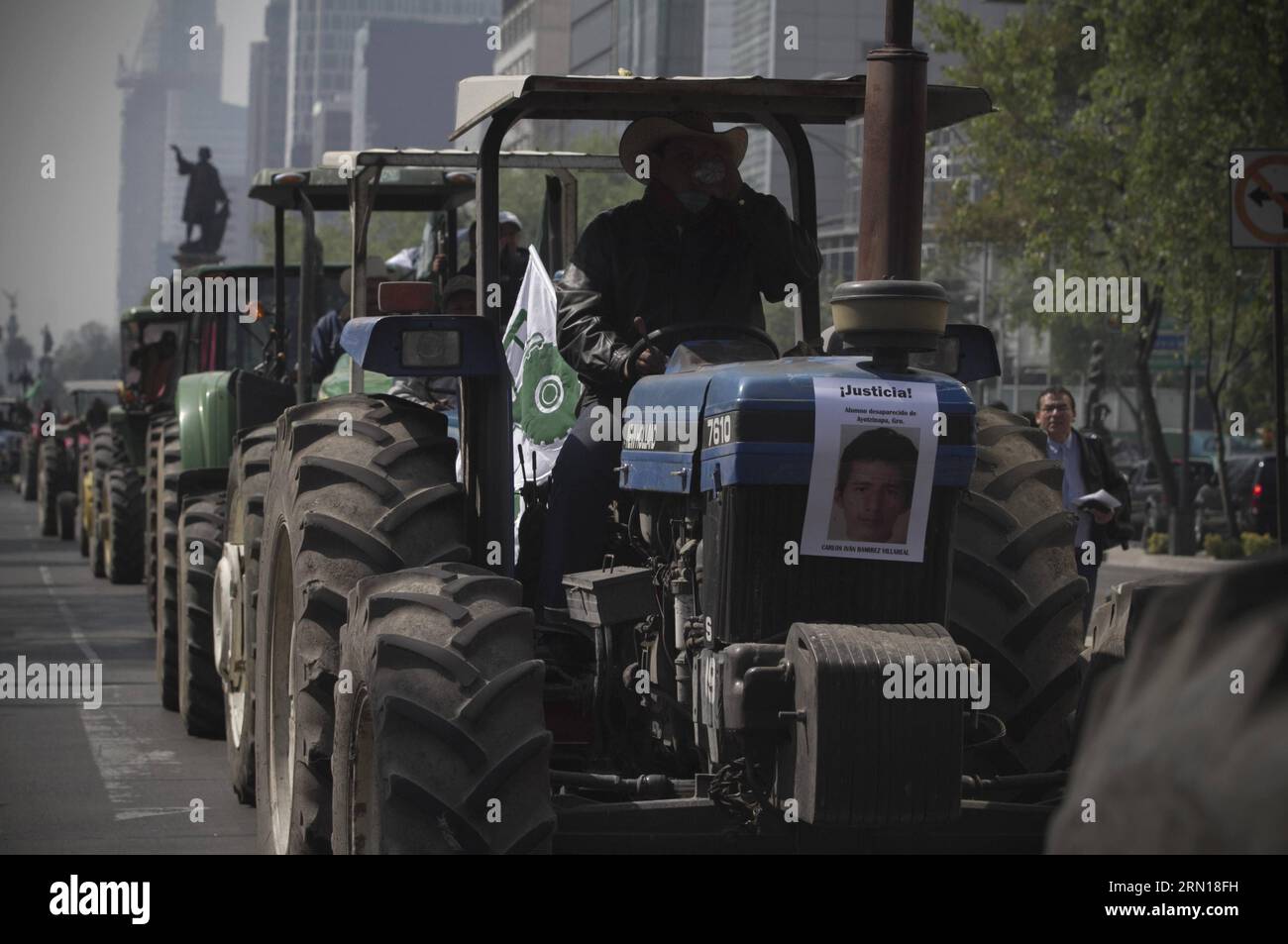 AKTUELLES ZEITGESCHEHEN Massendemonstration zu den 43 verschleppten Studenten in Mexiko (141205) - MEXICO, 5 décembre 2014 -- des membres du mouvement El Barzon conduisent des tracteurs lors d’une manifestation pour les 43 élèves disparus de l’école rurale normale d’Ayotzinapa, à Mexico, capitale du Mexique, le 5 décembre 2014. Alejandro Ayala) (da) MEXICO-MEXICO CITY-SOCIETY-PROTEST e AlejandroxAyala PUBLICATIONxNOTxINxCHN Actualités Actualités manifestation de masse devant les 43 étudiants enlevés à Mexico DEC 5 2014 membres du mouvement El Drive Tractors lors d'une manifestation pour les 43 Stu disparus Banque D'Images