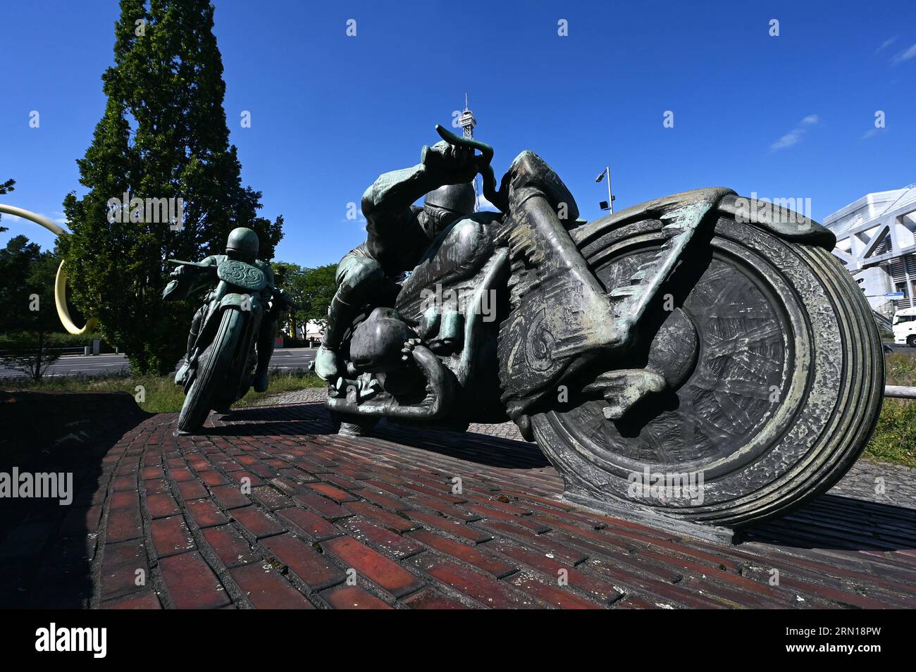 Sculpture 'Motorcyclistes' de Max Esser à l'entrée AVUS. Banque D'Images