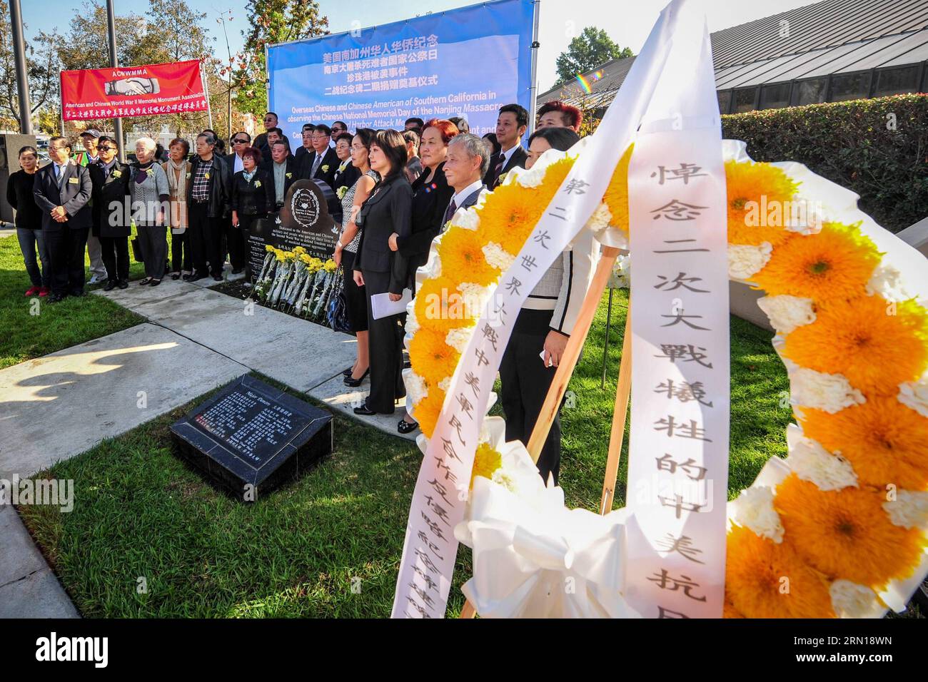 Les Chinois d'outre-mer posent pour une photo après un mémorial pour les victimes du massacre de Nanjing à Los Angeles, aux États-Unis, le 6 décembre 2014. Les troupes japonaises ont capturé Nanjing à la fin de 1937, tuant environ 300 000 personnes en plus de 40 jours. (Lyi) U.S.-LOS agelles-OVERSEAS CHINESE-NANJING MASSACRE-COMMÉMORATION ZhangxChaoqun PUBLICATIONxNOTxINxCHN les Chinois d'outre-mer posent pour une photo après un mémorial pour les victimes du massacre de Nanjing à Los Angeles les États-Unis DEC 6 2014 troupes japonaises ont capturé Nanjing à la fin de 1937 tuant environ 300 000 célébrités au cours de plus de Banque D'Images