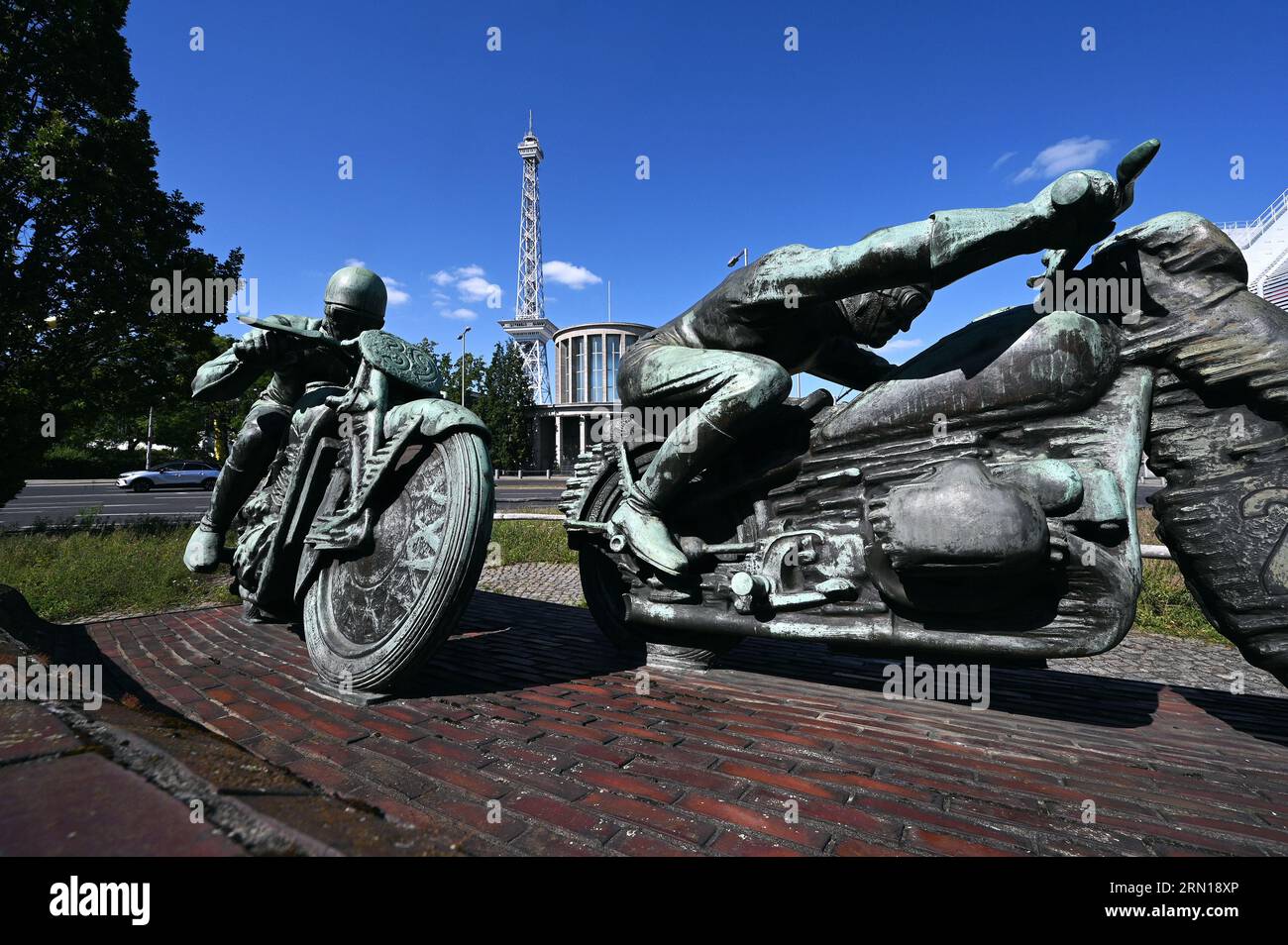 Sculpture 'Motorcyclistes' de Max Esser à l'entrée AVUS. Banque D'Images