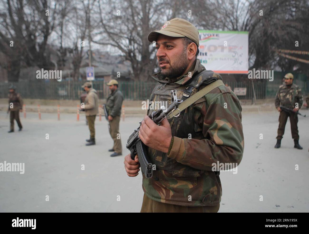 (141207) -- (141207) -- SRINAGAR, le 7 décembre 2014 -- un policier indien monte la garde près du lieu du rassemblement public du Premier ministre indien Narendra Modi à Srinagar, capitale estivale du Cachemire contrôlé par l'Inde, le 7 décembre 2014. Dimanche, les autorités ont déployé des milliers de membres paramilitaires de la Central Reserve police Force (CRPF) et de policiers à travers le Cachemire sous contrôle indien avant la visite du Premier ministre indien Narendra Modi dans la région agitée. )(zhf) KASHMIR-SRINAGAR-MODI RALLYE-SÉCURITÉ JavedxDar PUBLICATIONxNOTxINxCHN Srinagar DEC 7 2014 police indienne debout Garde près du V Banque D'Images