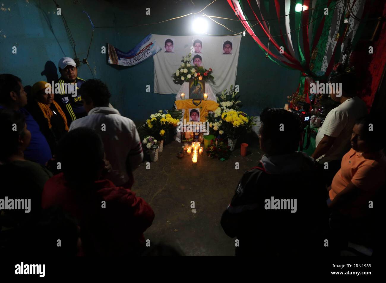 Les gens visitent la maison d’Alexander Mora Venancio pour offrir leurs condoléances à sa famille dans le village El PeriCon, dans la ville de Tecoanapa, dans l’État de Guerrero, au Mexique, le 7 décembre 2014. Le chef du Bureau général d'Atorney Jesus Murillo Karam a déclaré dimanche lors d'une conférence de presse que les restes trouvés près d'une décharge avaient été identifiés comme Alexanader Mora Venancio par des tests ADN effectués à l'Université d'Innsbruck en Autriche. Alexanader Mora Venancio est l’un des 43 élèves de l’école rurale normale d’Ayotzinapa disparus à Iguala, Guerrero, le 26 septembre. Javier Verdin) (vf) MEXIQUE-G. Banque D'Images