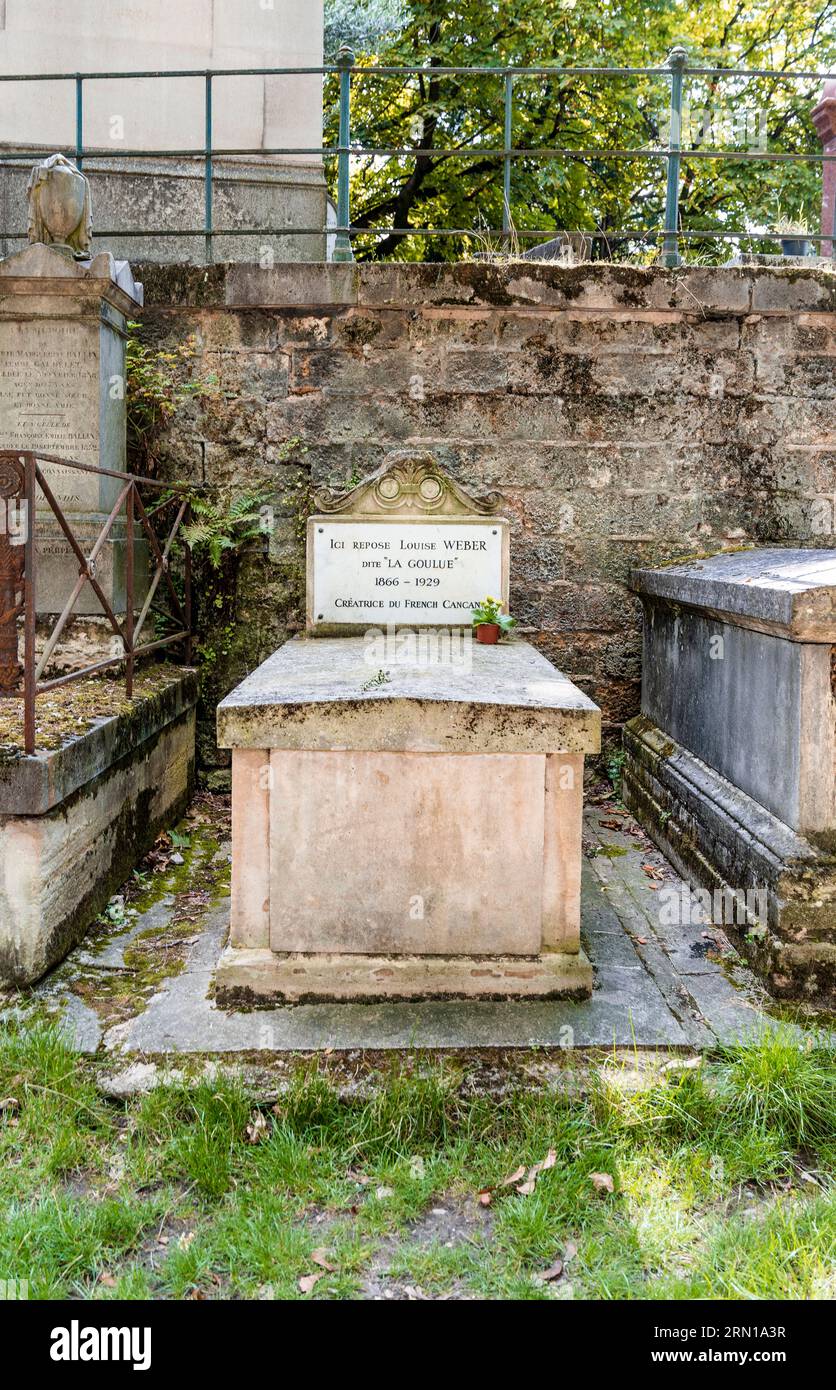 Tombe de Louise Weber, danseuse de CAN-CAN connue sous le nom de la Golulue, dans le cimetière de Montmartre, quartier de Montmartre, Paris, France Banque D'Images