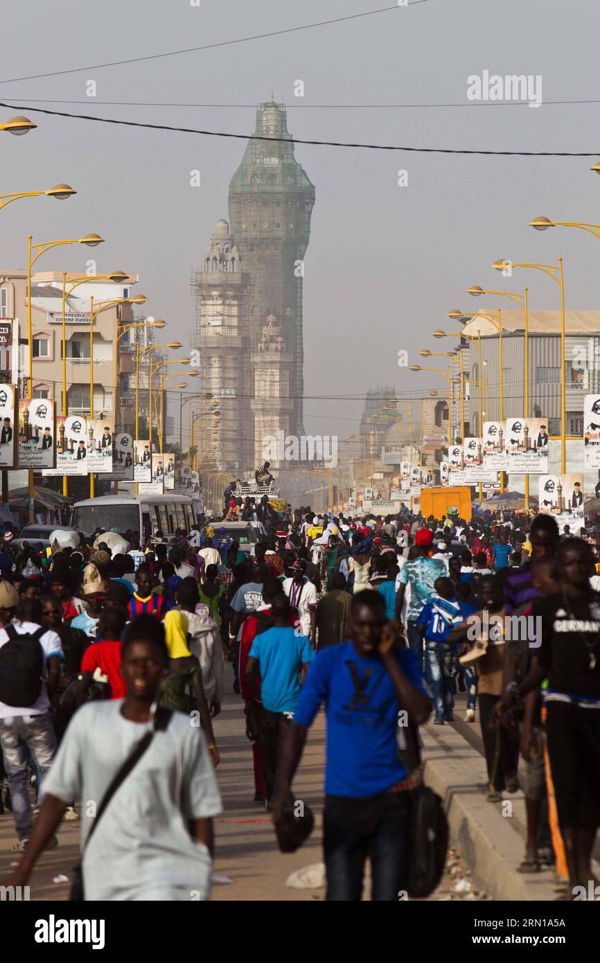 (141210) -- TOUBA (SÉNÉGAL), 10 déc. 2014 -- promenade des pèlerins sur la rue principale près de la Grande Mosquée de Touba, ville sainte du Sénégal, 10 déc. 2014. Les Sénégalais célèbreront jeudi la fête du Grand Magal, pèlerinage annuel qui devrait attirer plus de 2 millions de fidèles Mouride en Afrique de l'Ouest et dans le monde. SÉNÉGAL-TOUBA-GRAND MAGAL LixJing PUBLICATIONxNOTxINxCHN Touba Sénégal DEC 10 2014 pèlerins marchent SUR la rue principale près de la Grande Mosquée de Touba Sénégal S ville Sainte DEC 10 2014 Sénégalais célèbreront le Festival du Grand Magal LE jeudi à P annuel Banque D'Images