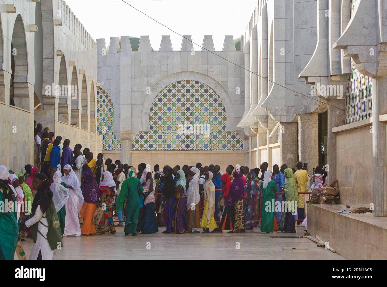 (141211) -- TOUBA, le 11 décembre 2014 -- des pèlerins visitent la tombe d Amadou Bamba, fondateur du Mouride, à la Grande Mosquée de Touba, ville sainte du Sénégal, le 11 décembre 2014. Les Sénégalais ont célébré jeudi la fête du Grand Magal, un pèlerinage annuel qui devrait attirer plus de 2 millions de fidèles Mouride en Afrique de l'Ouest et dans le monde. SÉNÉGAL-TOUBA-GRAND MAGAL-CELEBRATION LixJing PUBLICATIONxNOTxINxCHN Touba DEC 11 2014 pèlerins visitent la tombe d'Amadou Bamba le fondateur de la Grande Mosquée de Touba Sénégal S ville Sainte DEC 11 2014 Sénégalais a célébré le Fe Banque D'Images