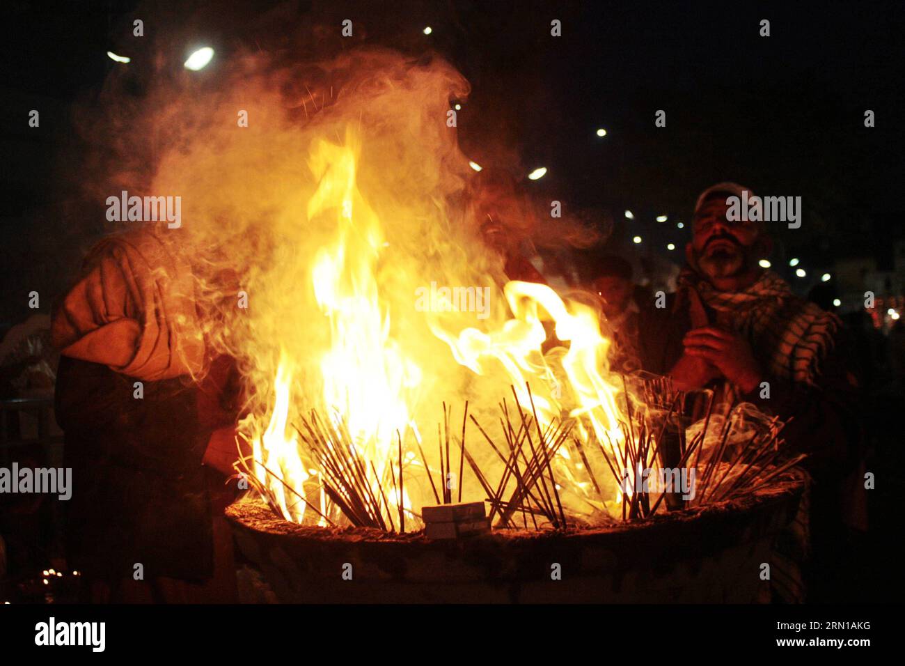 (141212) -- LAHORE, les dévots musulmans pakistanais prient au sanctuaire de Hazrat Ali Bin Usman, populairement connu sous le nom de Data Gunj Bakhsh, lors de la fête religieuse annuelle Urs dans l est du Pakistan à Lahore, le 11 décembre 2014.) PAKISTAN-LAHORE-RELIGIOUS FESTIVAL-URS JamilxAhmed PUBLICATIONxNOTxINxCHN Lahore les dévots musulmans pakistanais prient AU sanctuaire de Hazrat Ali am Usman populairement connu sous le nom de Data Bakhsh lors du Festival religieux annuel URS dans l'est du Pakistan S Lahore DEC 11 2014 Pakistan Lahore Festival religieux URS PUBLICATIONxNOTxINxCHN Banque D'Images