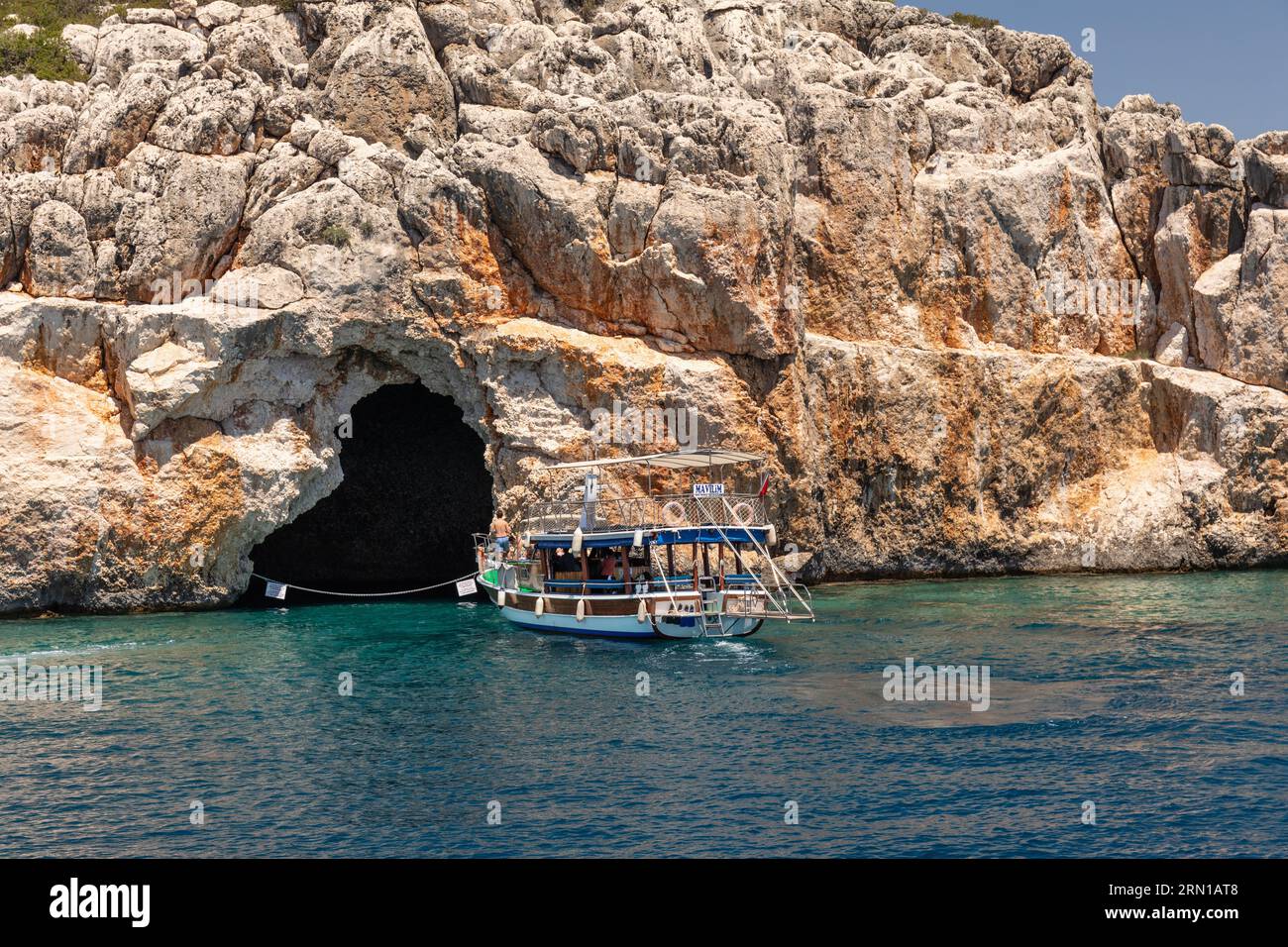 Pirate Cave ou Blue Cave Blue Cave est une attraction touristique située dans la région de Kekova en Turquie accessible par bateau. Banque D'Images