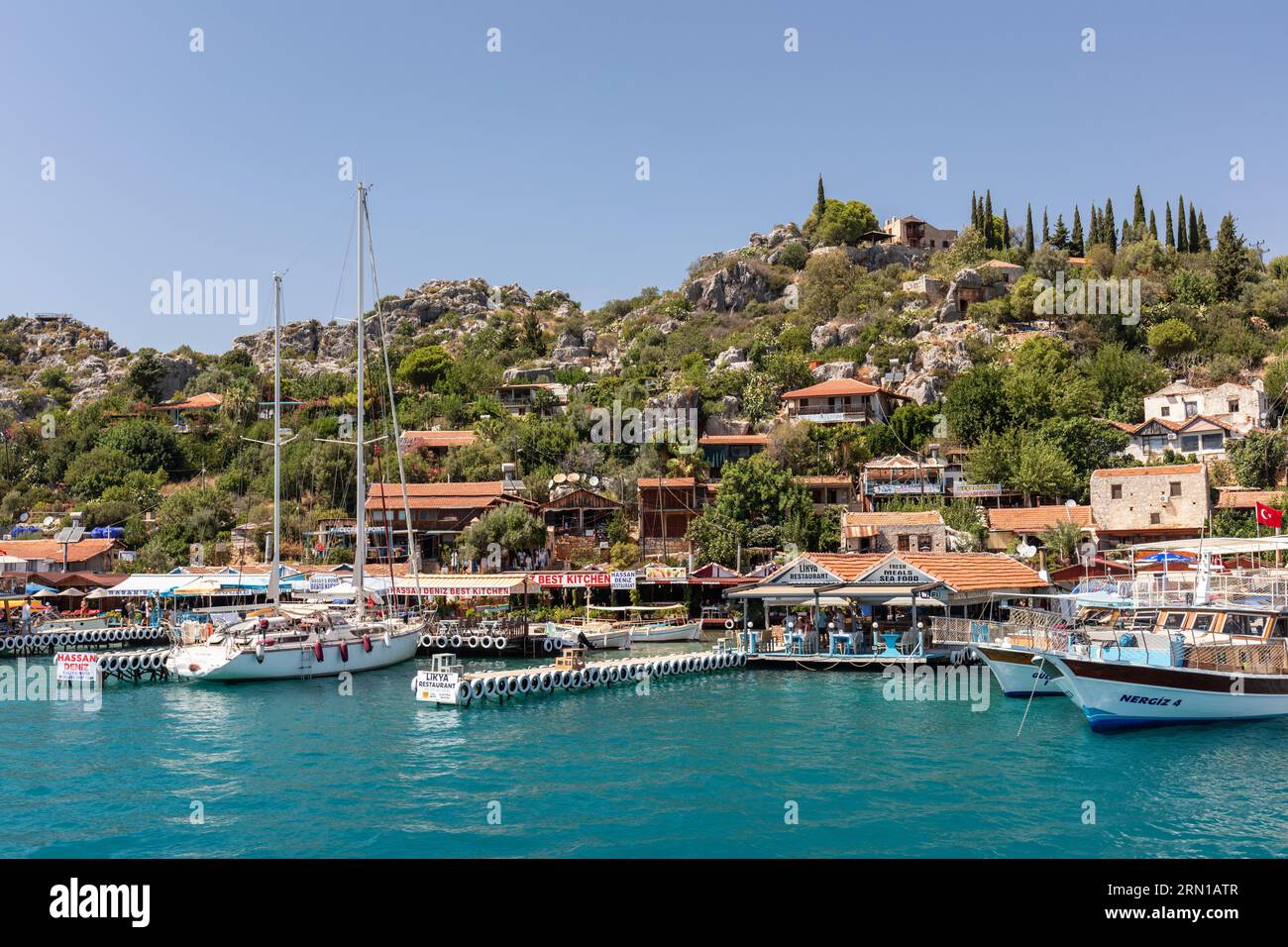 Bateaux amarrés dans le port du beau village de Simena, une attraction touristique habituellement visitée par les bateaux d'excursion touristique. Simena, Turquie Banque D'Images