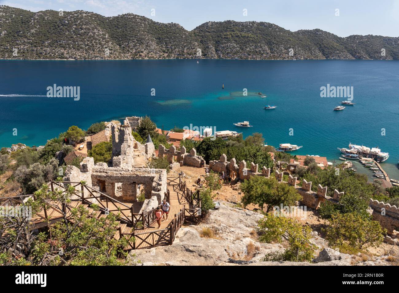 Vue panoramique depuis le château de Simena / forteresse, y compris les murs crénelés du château et l'île de Kekova, Simena, Turquie Banque D'Images