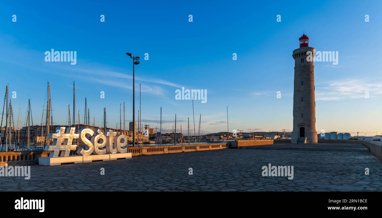 Port de Sète et phare de Môle Saint Louis au lever du soleil, en Occitanie, France Banque D'Images